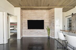 Midtown Penthouse Blocks to Beach