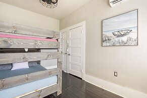 Midtown Penthouse Blocks to Beach