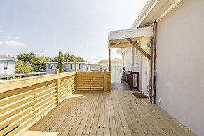 Midtown Penthouse Blocks to Beach
