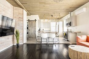 Midtown Penthouse Blocks to Beach