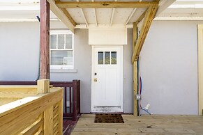Midtown Penthouse Blocks to Beach