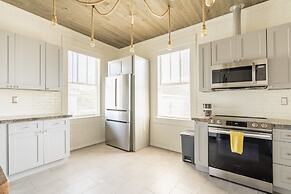 Midtown Penthouse Blocks to Beach