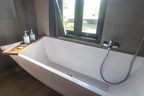 Surya Melasti Exclusive Beach Villa by Sajiwa