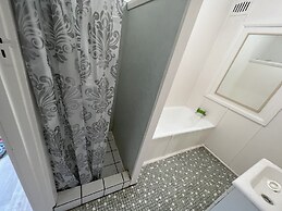 Pet Friendly 2 Bedroom Cottage with Yard
