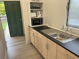 Pet Friendly 2 Bedroom Cottage with Yard