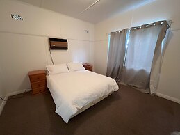 Pet Friendly 2 Bedroom Cottage with Yard