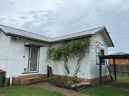 Pet Friendly 2 Bedroom Cottage with Yard