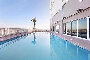 2br/2ba Sleeps 8, Beachfront w/ Pool