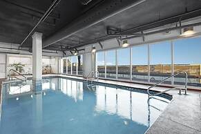 2br/2ba Sleeps 8, Beachfront w/ Pool