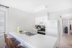 2br/2ba Sleeps 8, Beachfront w/ Pool