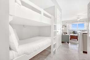 2br/2ba Sleeps 8, Beachfront w/ Pool