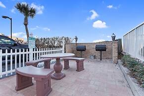 2br/2ba Sleeps 8, Beachfront w/ Pool