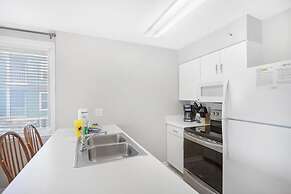 2br/2ba Sleeps 8, Beachfront w/ Pool