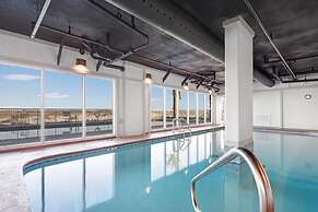 2br/2ba Sleeps 8, Beachfront w/ Pool