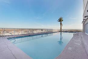 2br/2ba Sleeps 8, Beachfront w/ Pool