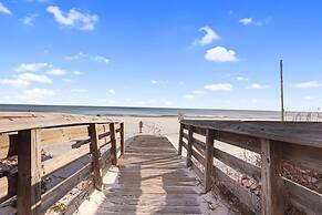 2br/2ba Sleeps 8, Beachfront w/ Pool