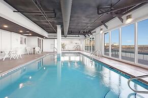 2br/2ba Sleeps 8, Beachfront w/ Pool