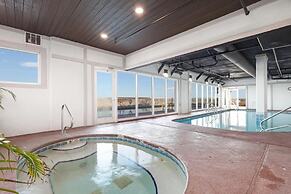 2br/2ba Sleeps 8, Beachfront w/ Pool