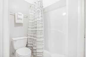 2br/2ba Sleeps 8, Beachfront w/ Pool