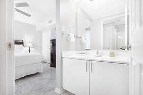 2br/2ba Sleeps 8, Beachfront w/ Pool