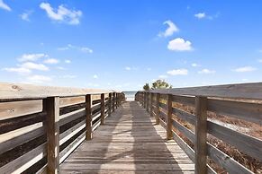 2br/2ba Sleeps 8, Beachfront w/ Pool