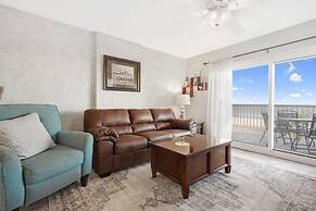 2br/2ba Sleeps 8, Beachfront w/ Pool