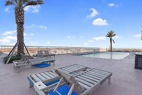 2br/2ba Sleeps 8, Beachfront w/ Pool