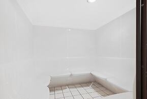 2br/2ba Sleeps 8, Beachfront w/ Pool