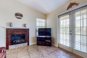 3b/2b w/ Pool & Tennis Court, Sleeps 6