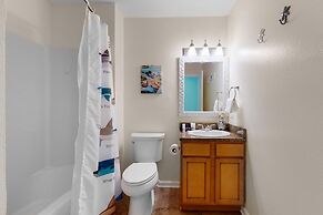 3b/2b w/ Pool & Tennis Court, Sleeps 6