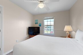 3b/2b w/ Pool & Tennis Court, Sleeps 6
