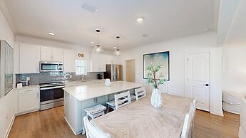 New Home 3br/2.5br w/ Kayak Access Sleeps 9