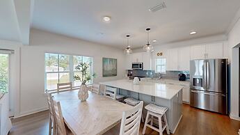 New Home 3br/2.5br w/ Kayak Access Sleeps 9