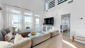 Fantastic Lagoon Views, Steps to the Beach