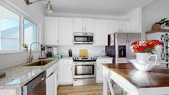 Fantastic Lagoon Views, Steps to the Beach