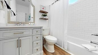 Fantastic Lagoon Views, Steps to the Beach