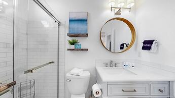 Fantastic Lagoon Views, Steps to the Beach