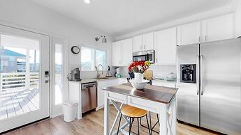 Fantastic Lagoon Views, Steps to the Beach