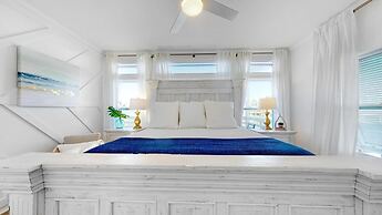 Fantastic Lagoon Views, Steps to the Beach