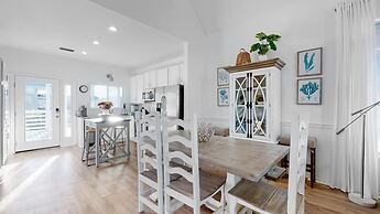 Fantastic Lagoon Views, Steps to the Beach