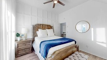 Fantastic Lagoon Views, Steps to the Beach