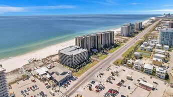 Beachfront Condo w/ View & Pool, Sleeps 8