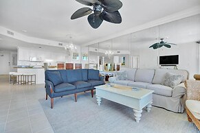 Beachfront Condo w/ View & Pool, Sleeps 8