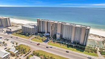Beachfront Condo w/ View & Pool, Sleeps 8