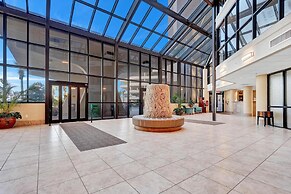 Beachfront Condo w/ View & Pool, Sleeps 8