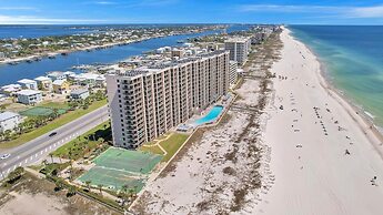 Beachfront Condo w/ View & Pool, Sleeps 8