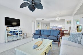 Beachfront Condo w/ View & Pool, Sleeps 8