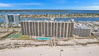 Beachfront Condo w/ View & Pool, Sleeps 8