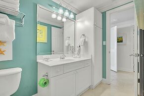 Beachfront Condo w/ View & Pool, Sleeps 8