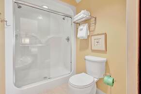 Beachfront Condo w/ View & Pool, Sleeps 8